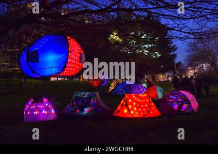 Il Festival della luce di Gravesend illumina i giorni bui dell'inverno. In tutta la città ci sono installazioni artistiche e artisti che si impegnano con la città Foto Stock