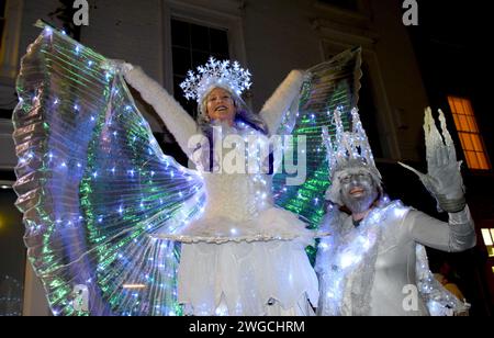 Il Festival della luce di Gravesend illumina i giorni bui dell'inverno. In tutta la città ci sono installazioni artistiche e artisti che si impegnano con la città Foto Stock