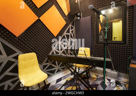 Interno di uno studio di registrazione, corso di formazione vocale e spazio prove Foto Stock