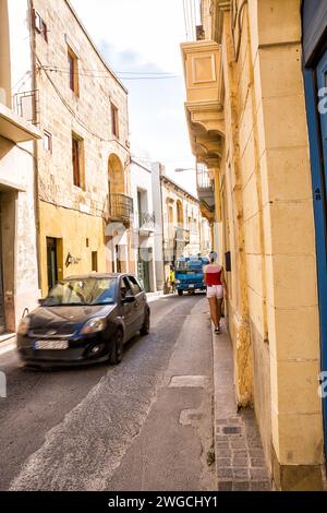 Rabat, Malta - 19 giugno 2023: Strada adatta per auto e con marciapiede molto piccolo, tipico di Malta Foto Stock