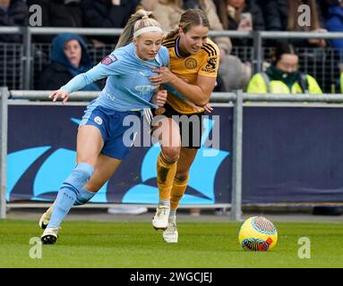 Manchester, Regno Unito. 4 febbraio 2024. Chloe Kelly del Manchester City (L) è sfidata da Courtney Nevin del Leicester City durante la fa Women's Super League match al Joie Stadium di Manchester. Il credito fotografico dovrebbe leggere: Andrew Yates/Sportimage Credit: Sportimage Ltd/Alamy Live News Foto Stock