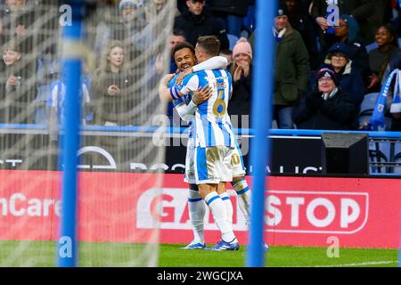 John Smith's Stadium, Huddersfield, Inghilterra - 3 febbraio 2024 Jonathan Hogg (6) abbraccia il marcatore Josh Koroma (10) di Huddersfield Town - durante la partita Huddersfield contro Sheffield Wednesday, Sky Bet Championship, 2023/24, John Smith's Stadium, Huddersfield, Inghilterra - 3 febbraio 2024 crediti: Arthur Haigh/WhiteRosePhotos/Alamy Live News Foto Stock