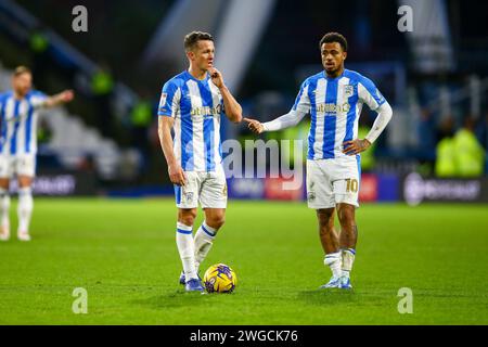 John Smith's Stadium, Huddersfield, Inghilterra - 3 febbraio 2024 Jonathan Hogg (6) e Josh Koroma (10) di Huddersfield Town decidono chi prenderà il calcio di punizione - durante la partita Huddersfield contro Sheffield Wednesday, Sky Bet Championship, 2023/24, John Smith's Stadium, Huddersfield, Inghilterra - 3 febbraio 2024 crediti: Arthur Haigh/WhiteRosePhotos/Alamy Live News Foto Stock