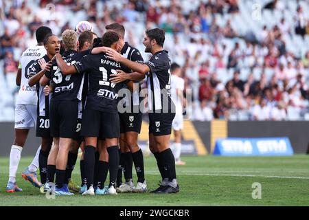 4 febbraio 2024; Campbeltown Stadium, Sydney, NSW, Australia: A-League Football, MacArthur FC contro i Western Sydney Wanderers; i giocatori del MacArthur FC festeggiano la conquista del 1-0 in testa al 18° minuto Foto Stock