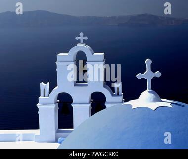 La Chiesa cattolica della Dormizione, le tre Campane di Fira, Santorini, Mar Egeo, Cicladi, Grecia, 1990 Foto Stock