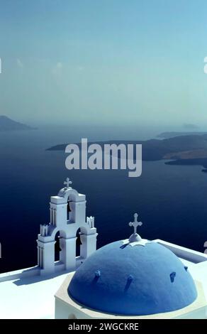 La Chiesa cattolica della Dormizione, le tre Campane di Fira, Santorini, Mar Egeo, Cicladi, Grecia, 1990 Foto Stock