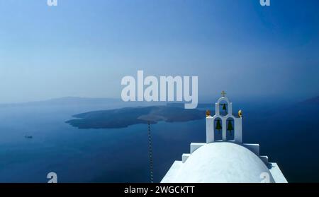 La Chiesa cattolica della Dormizione, le tre Campane di Fira, Santorini, Mar Egeo, Cicladi, Grecia, 1990 Foto Stock