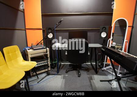 Piano Yamaha. Interno di uno studio di registrazione, corso di formazione vocale e spazio prove - Mosca, Russia, 31 gennaio 2024 Foto Stock