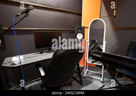 Piano Yamaha. Interno di uno studio di registrazione, corso di formazione vocale e spazio prove - Mosca, Russia, 31 gennaio 2024 Foto Stock