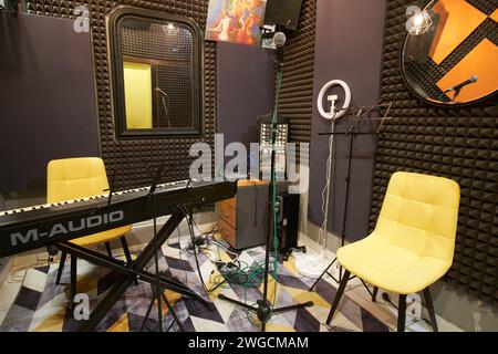 Pianoforte M-audio. Interno di uno studio di registrazione, corso di formazione vocale e spazio prove - Mosca, Russia, 31 gennaio 2024 Foto Stock