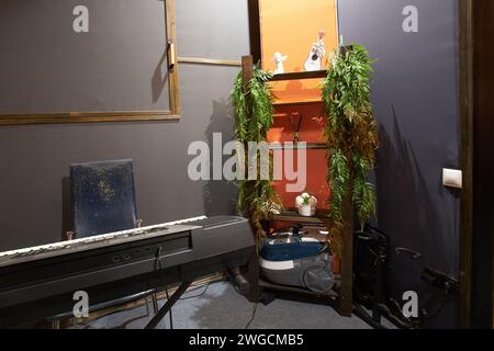 Interno di uno studio di registrazione, corso di formazione vocale e spazio prove - Mosca, Russia, 31 gennaio 2024 Foto Stock