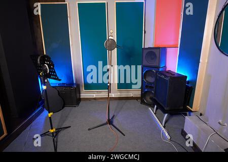 Interno di uno studio di registrazione, corso di formazione vocale e spazio prove - Mosca, Russia, 31 gennaio 2024 Foto Stock
