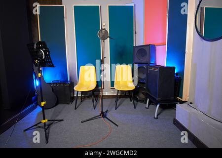 Interno di uno studio di registrazione, corso di formazione vocale e spazio prove - Mosca, Russia, 31 gennaio 2024 Foto Stock