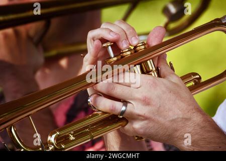 Trombettista, trombettista premendo i tasti suonando la corda A su Una tromba d'ottone, Regno Unito Foto Stock