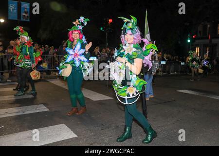 New Orleans, USA. 2 febbraio 2024. Gli artisti partecipano alla sfilata del Mardi Gras 2024 a New Orleans, Louisiana, Stati Uniti, il 2 febbraio 2024. Il Mardi Gras è uno dei carnevali più prestigiosi degli Stati Uniti. Crediti: LAN Wei/Xinhua/Alamy Live News Foto Stock