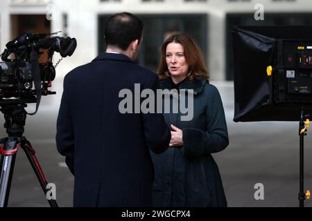 Londra, Regno Unito. 4 febbraio 2024. Immagine © concessa in licenza a Parsons Media. 04/02/2024. Londra, Regno Unito. Gillian Keegan Media. Foto di Martyn Wheatley/Parsons Media Education Secretary Gillian Keegan interviste con i media alla BBC New Broadcasting House. Credito: andrew parsons/Alamy Live News Foto Stock