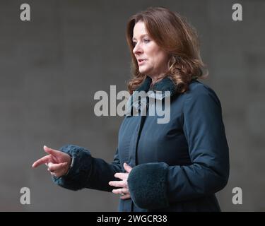 Londra, Regno Unito. 4 febbraio 2024. Immagine © concessa in licenza a Parsons Media. 04/02/2024. Londra, Regno Unito. Gillian Keegan Media. Foto di Martyn Wheatley/Parsons Media Education Secretary Gillian Keegan interviste con i media alla BBC New Broadcasting House. Credito: andrew parsons/Alamy Live News Foto Stock