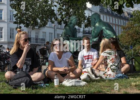 Dronning Louises BrŸcke ist ein beliebter lokaler Treffpunkt *** il ponte di Dronning Louise è un popolare luogo di incontro locale Foto Stock