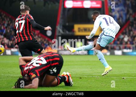 Callum Hudson-Odoi (a destra) del Nottingham Forest segna il primo gol della squadra durante la partita di Premier League al Vitality Stadium di Bournemouth. Data immagine: Domenica 4 febbraio 2024. Foto Stock