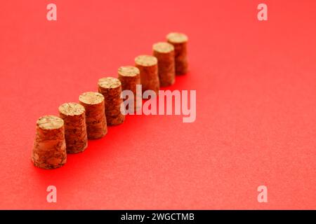 Tappi di sughero disposti di fila Foto Stock