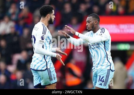 Callum Hudson-Odoi (a destra) del Nottingham Forest celebra il primo gol della partita con i compagni di squadra durante la partita di Premier League al Vitality Stadium di Bournemouth. Data immagine: Domenica 4 febbraio 2024. Foto Stock