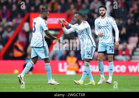 Callum Hudson-Odoi (centro) del Nottingham Forest celebra il primo gol della partita con i compagni di squadra durante la partita di Premier League al Vitality Stadium di Bournemouth. Data immagine: Domenica 4 febbraio 2024. Foto Stock