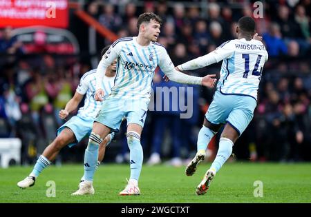 Callum Hudson-Odoi (a destra) del Nottingham Forest celebra il primo gol della partita con i compagni di squadra durante la partita di Premier League al Vitality Stadium di Bournemouth. Data immagine: Domenica 4 febbraio 2024. Foto Stock