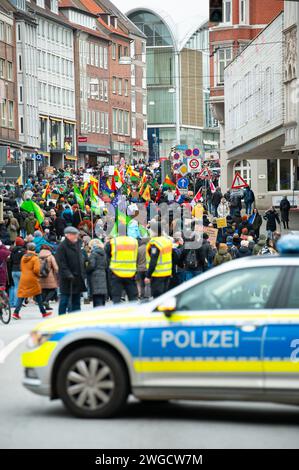 4 febbraio 2024, Schleswig-Holstein, Lübeck: Numerosi partecipanti a una manifestazione contro l'estremismo di destra e la marcia AfD attraverso il centro della città con bandiere. Con la manifestazione, i partecipanti vogliono dare un esempio di resistenza contro le attività estremiste di destra. Foto: Jonas Walzberg/dpa Foto Stock