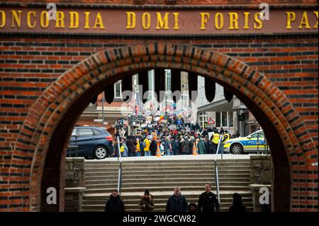 4 febbraio 2024, Schleswig-Holstein, Lübeck: Numerosi partecipanti a una manifestazione contro l'estremismo di destra e la marcia AfD dietro l'Holstentor. Con la manifestazione, i partecipanti vogliono dare un esempio di resistenza contro le attività estremiste di destra. Foto: Jonas Walzberg/dpa Foto Stock