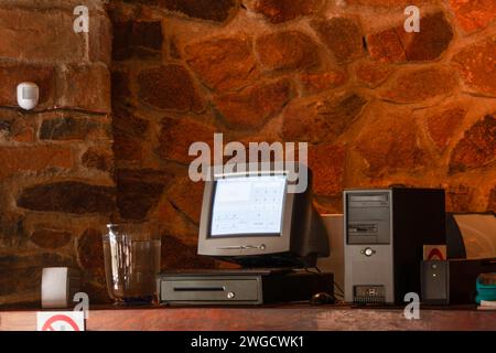 Vecchio computer desktop point-of-sale con monitor CRT in un ristorante Foto Stock