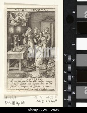 H. Demetria van Rome, Hieronymus Wierix, 1563 - prima del 1619 stampa la Santa Demetria van Rome prega per un altare di casa. Tre donne in guardia alla partenza. C'è uno scoop sul pavimento ai suoi piedi. Un angelo appare dal cielo che le consegna un giglio e una corona. A margine, una citazione biblica di tre adattamenti da 1 Cor. 7 in latino. Carta di Anversa incisione santi femminili (DEMETRIA) Foto Stock