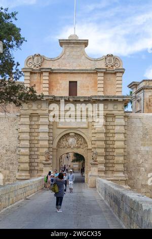 Mdina, Malta - 9 giugno 2016: Turisti sul ponte che porta alla porta della città di Mdina, costruita negli anni '1720 e conosciuta anche come porta principale. Foto Stock