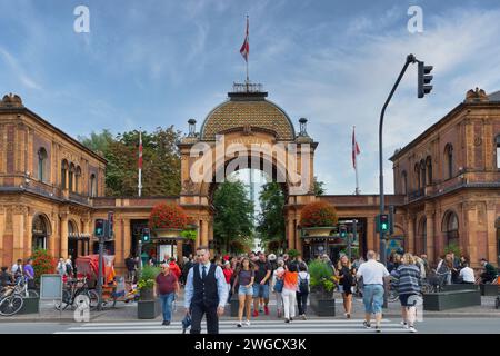 Ingresso a Tivoli. Tivoli, nel centro della città della capitale danese, Copenhagen è un parco divertimenti e ricreativo famoso in tutto il mondo. Foto Stock