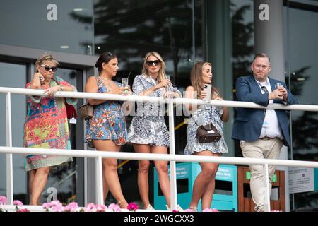 Ascot, Regno Unito. 8 settembre 2024. Gli appassionati di automobilismo all'ippodromo di Ascot durante il meeting del September Racing Friday. Credito: Maureen McLean/Alamy Foto Stock