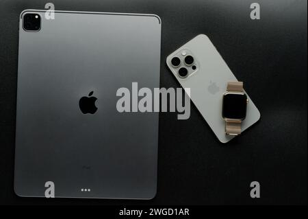 New York, USA - 31 gennaio 2024: ipad, Watch e iphone 15 Apple su sfondo nero sopra la vista ravvicinata superiore Foto Stock