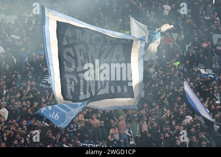 Napoli, Italia. 4 febbraio 2024. I tifosi del Napoli si divertono durante la partita di serie A tra SSC Napoli e Hellas Verona FC allo stadio Diego Armando Maradona di Napoli (Italia), 4 febbraio 2024. Crediti: Insidefoto di andrea staccioli/Alamy Live News Foto Stock