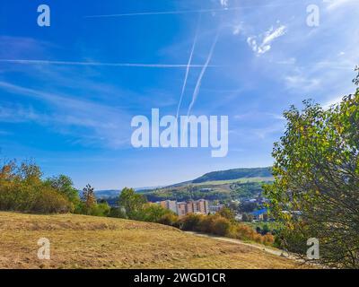 Vista dalla montagna alla città di Berun con uno splendido schema nel cielo Foto Stock