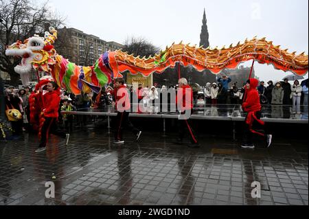 Edimburgo, Scozia, Regno Unito. 4 febbraio 2024. Capodanno cinese, anno del Drago celebrazioni al tumulo nel centro della città, con danza, costumi e mostre culturali e artistiche. Crediti: Craig Brown/Alamy Live News Foto Stock