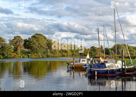 Yacht ormeggiati sul Tamigi a Shepperton in una tranquilla e colorata giornata autunnale Surrey Inghilterra Regno Unito Foto Stock