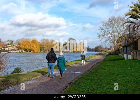 Passeggiate sul sentiero pedonale del Tamigi a Walton sul Tamigi, in una giornata di inverno soleggiato Surrey Inghilterra Regno Unito Foto Stock