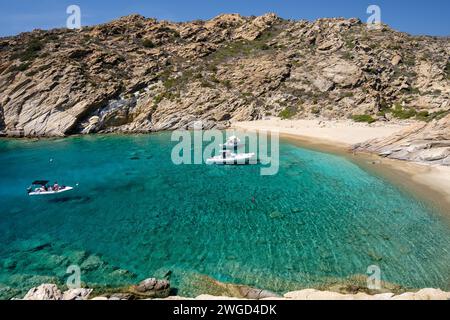 IOS, Grecia - 15 settembre 2023: Vista delle escursioni in motoscafo presso la spiaggia turchese mozzafiato di Tripiti sull'isola di iOS Grecia Foto Stock