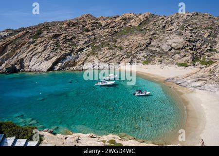 IOS, Grecia - 15 settembre 2023: Vista delle escursioni in motoscafo presso la spiaggia turchese mozzafiato di Tripiti sull'isola di iOS Grecia Foto Stock