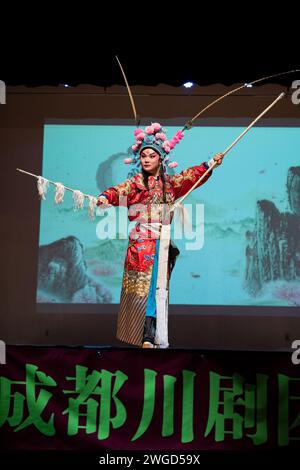 Houston, Stati Uniti. 2 febbraio 2024. Un attore esegue la Sichuan Opera durante lo spettacolo 'Happy Chinese New Year' Sichuan Opera ospitato a Houston, Texas, Stati Uniti, 2 febbraio 2024. Crediti: Chen Chen/Xinhua/Alamy Live News Foto Stock