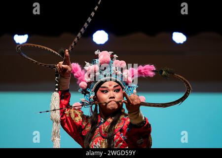 Houston, Stati Uniti. 2 febbraio 2024. Un attore esegue la Sichuan Opera durante lo spettacolo 'Happy Chinese New Year' Sichuan Opera ospitato a Houston, Texas, Stati Uniti, 2 febbraio 2024. Crediti: Chen Chen/Xinhua/Alamy Live News Foto Stock