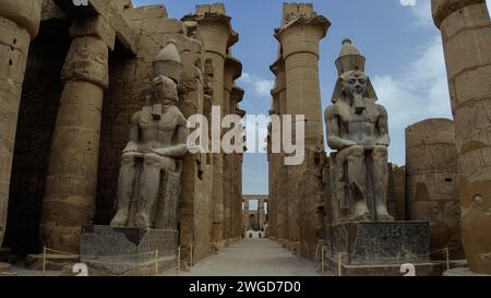 Alcune statue giganti a Karnak a Luxor, in Egitto Foto Stock