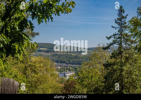 Vista dalla montagna alla città di Berun con uno splendido schema nel cielo Foto Stock