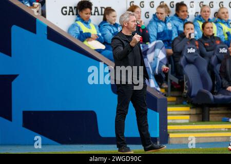 Manchester domenica 4 febbraio 2024. Il manager del Leicester City W.F.C. Willie Kirk dà istruzioni alla squadra durante la partita di Barclays fa Women's Super League tra Manchester City e Leicester City al Joie Stadium di Manchester, domenica 4 febbraio 2024. (Foto: Mike Morese | mi News) crediti: MI News & Sport /Alamy Live News Foto Stock