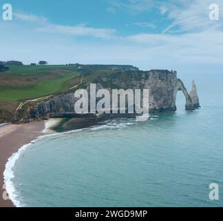 Uno dei tre famose scogliere bianche noto come la Falaise de Aval in Etretat, Francia. Foto Stock