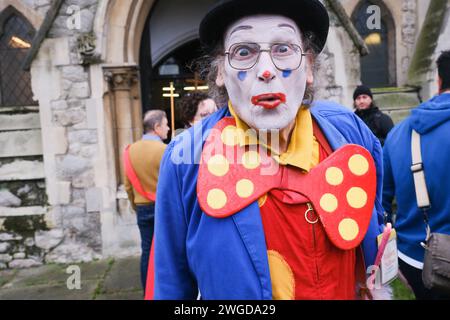 Trinity Saints, Haggerston, Londra, Regno Unito. 4 febbraio 2024. Trinity Saints Church Annual Clowns Service. Crediti: Matthew Chattle/Alamy Live News Foto Stock