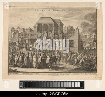 Auto-d-Fe a Valladolid, 1558, 1701-1703 stampa Auto-da-Fe (Autodafe) a Valladolid, 21 maggio 1558. Processione di circa trenta protestanti condannati dall'Inquisizione spagnola in un luogo fuori dalla città dove sono bruciati sul rogo. Nel mezzo un edificio con dignitari, una tribuna di legno sulla destra sulla quale sono condannati gli eretici. Le persone condannate indossano copricapo speciali (Capirote) e mantello con una rappresentazione dell'Hellemond. Nella didascalia De leggenda 1-12 in olandese. Nei Paesi Bassi settentrionali, incisione di carta eretica, ad esempio bruciando sul rogo, "auto-da-fé" Valladolid Foto Stock